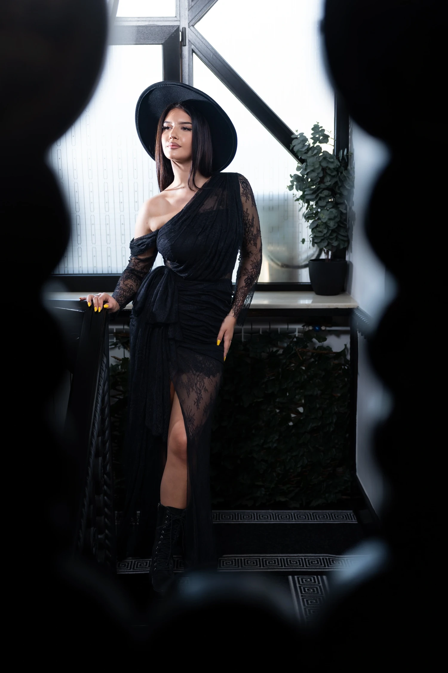rochie lungă neagră Loft cu dantelă, drapaj și slit