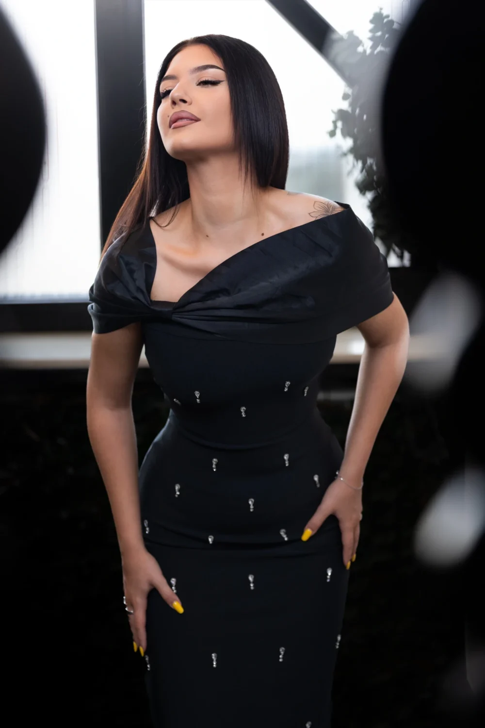 Rochie din colecția Nourra Design pentru damă, stil elegant și rafinat.