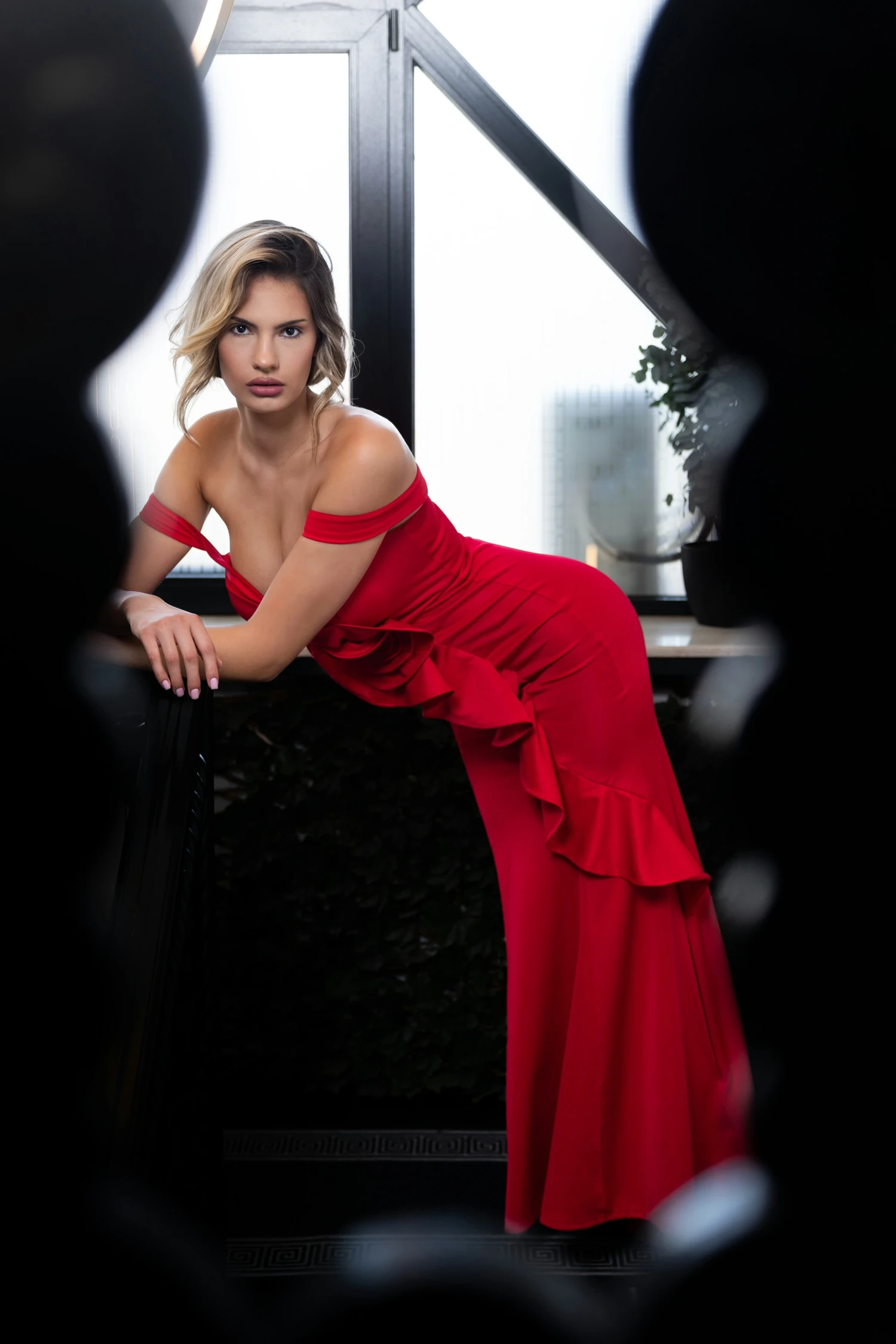 rochie lungă roșie Amore cu volane și bretele căzute