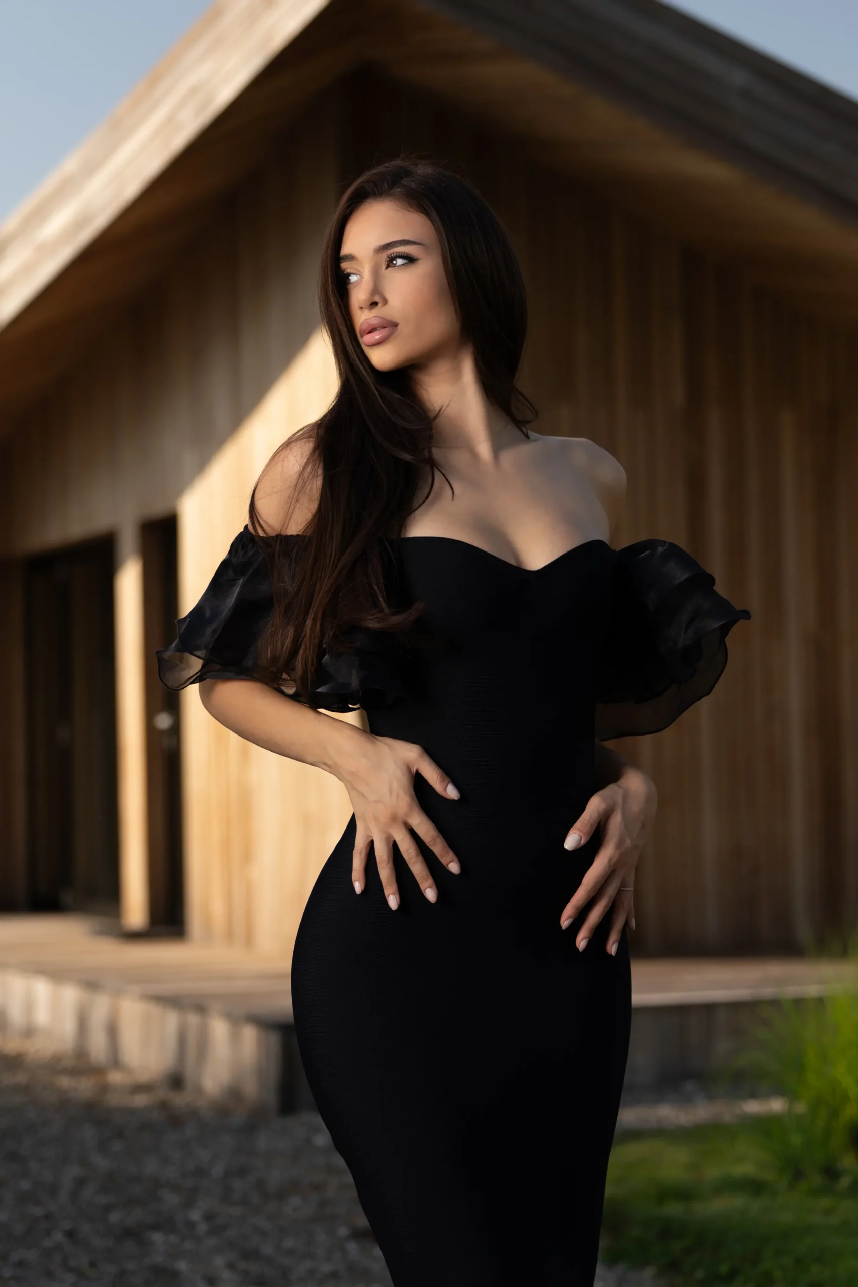 Rochie PINK roz/fucsia pe un umăr, material modelator, volan asimetric și slit frontal – Nourra Design