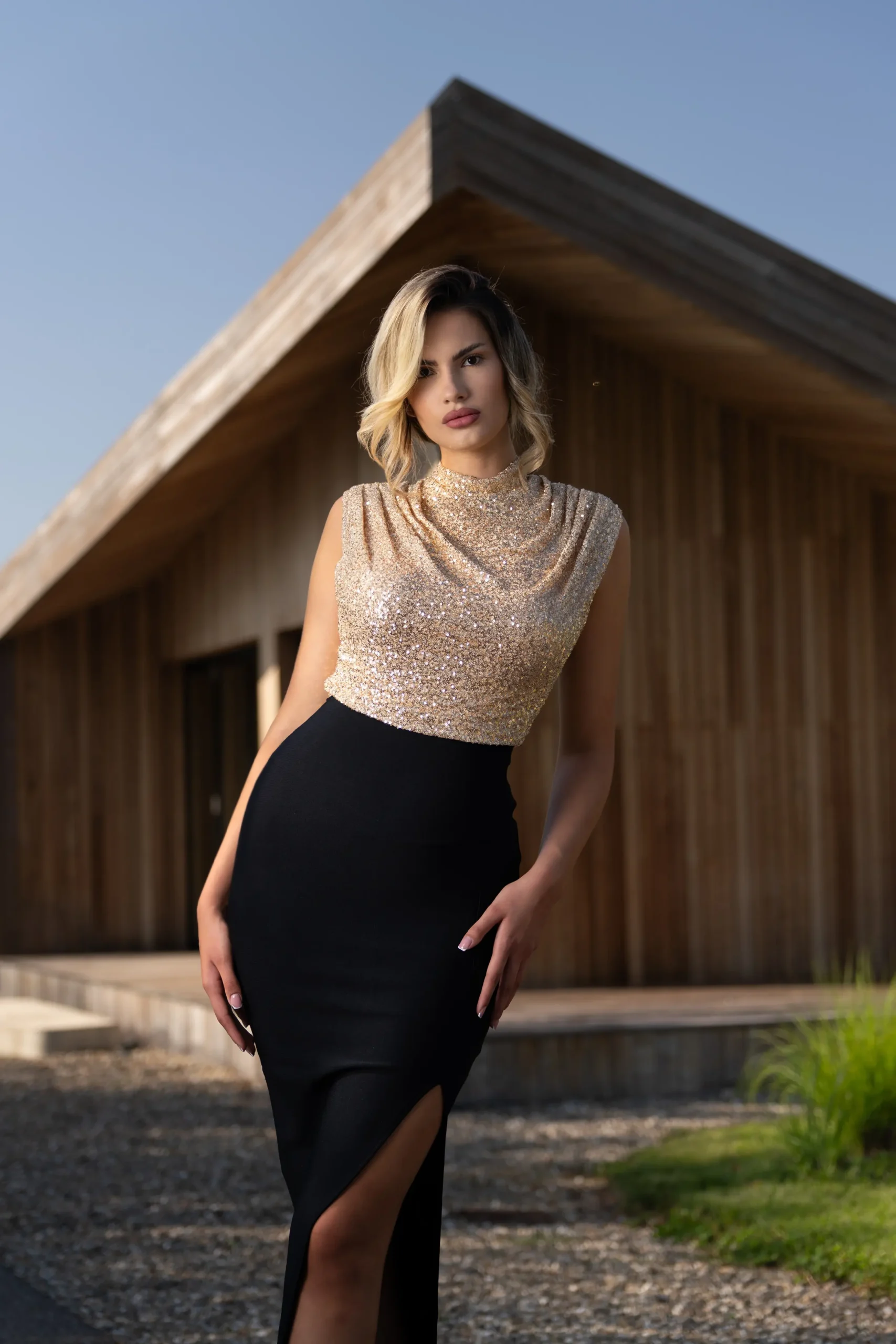 rochie lungă neagră cu auriu Agatha – vedere față