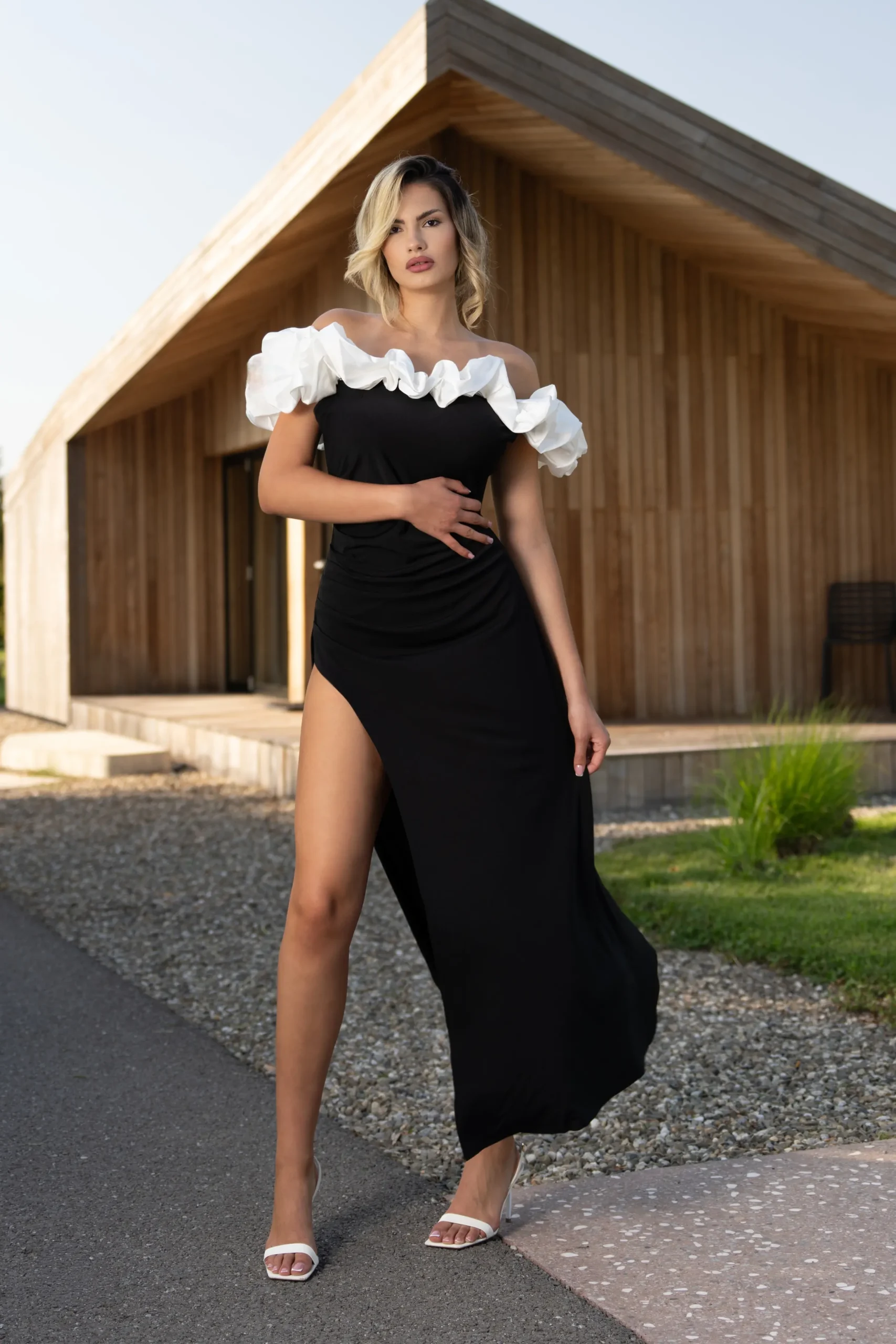 rochie lungă neagră Alma cu volane albe și slit