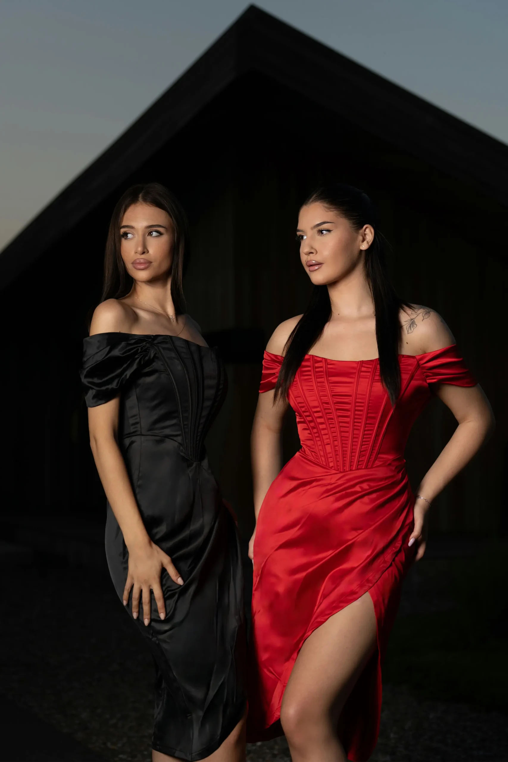 Rochie PINK roz/fucsia pe un umăr, material modelator, volan asimetric și slit frontal – Nourra Design