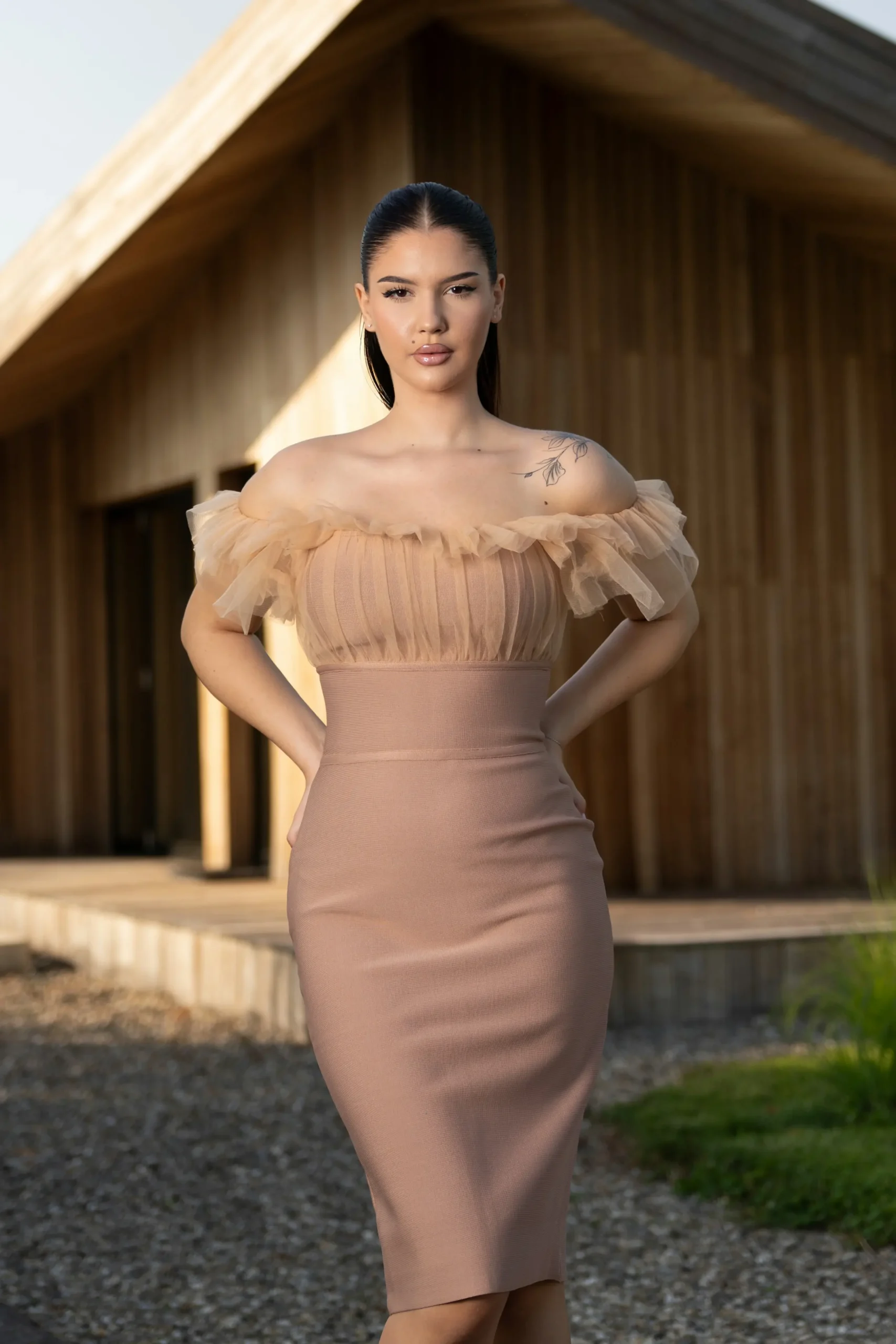 rochie midi crem Linda cu volane din tulle și efect corset
