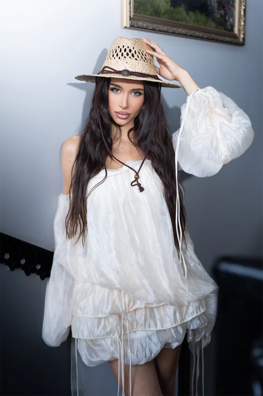 rochie scurtă albă Melodi din mătase vaporoasă