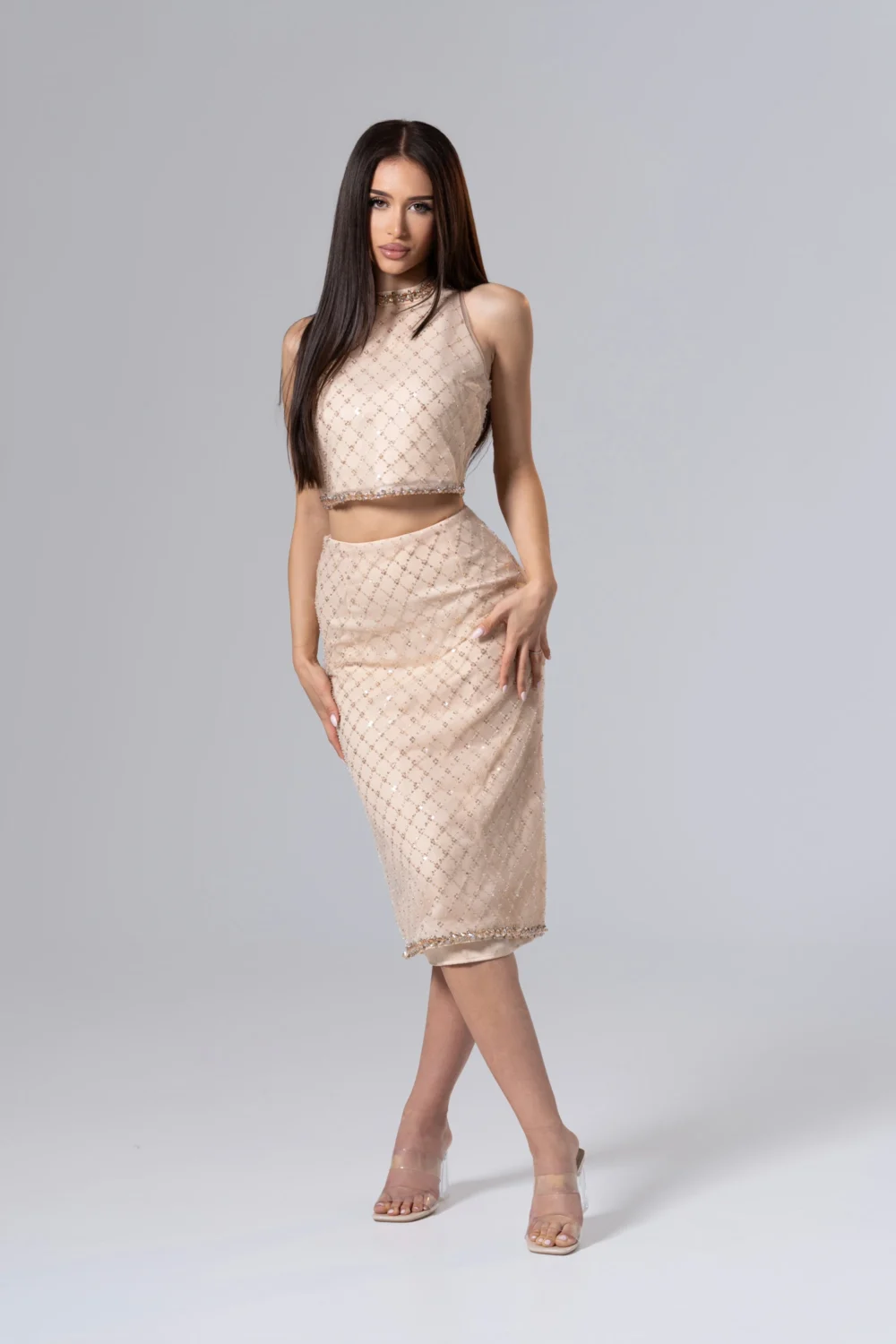 Rochie midi accesorizată cu strasuri și paiete